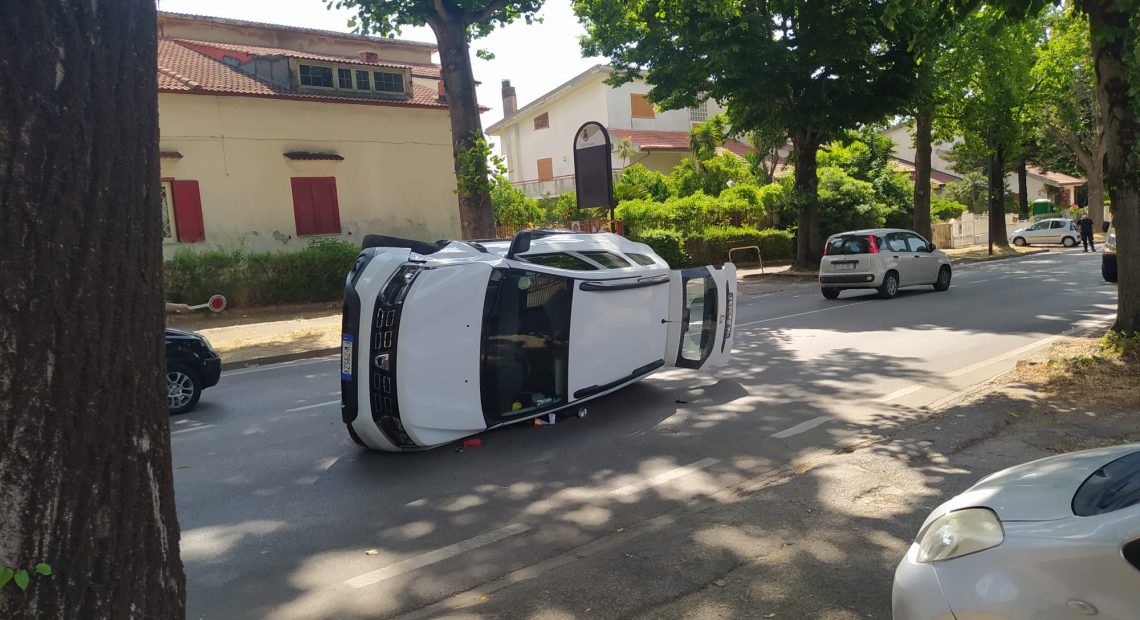 Caserta San Leucio Si Schianta Contro Un Auto In Sosta E Si Ribalta In