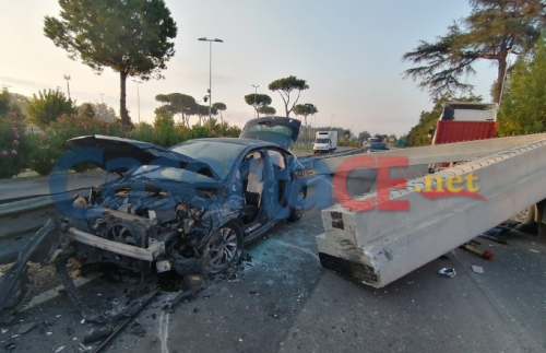 LE FOTO MARCIANISE Camion Perde Pilastri Di Cemento In Curva