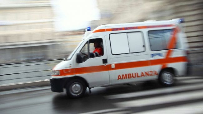 Colpita in pieno da un'auto in retromarcia. Donna in ospedale in gravi condizioni - CasertaCE