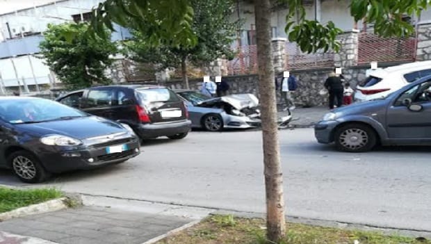 Casertace-LA FOTO AVERSA. Brutto incidente tra due auto in via Saporito