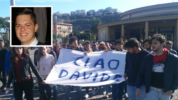 Casertace-Gli studenti universitari in corteo per Davide, gli dedicano una poesia: "Ci lasci un grande vuoto"