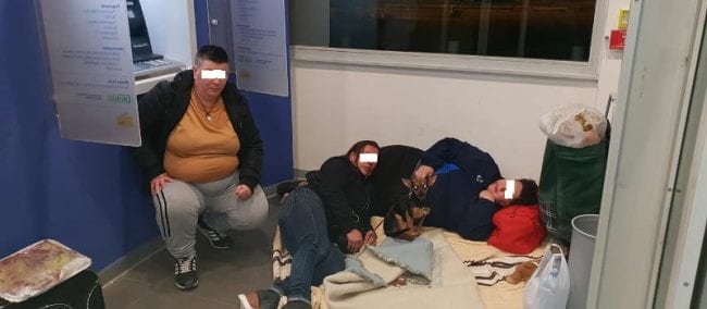 MARCIANISE. Quattro donne e un cane dormono nel vano bancomat del Banco di Napoli
