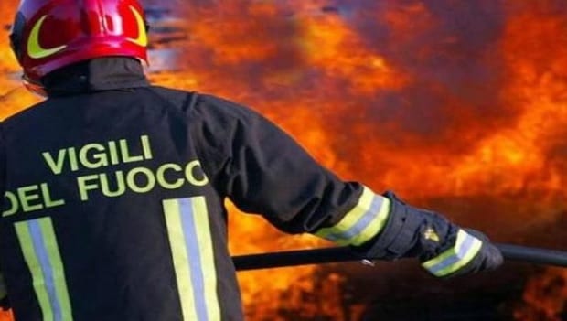 Incendio in casa, donna ustionata in fin di vita salvata dai pompieri - CasertaCE
