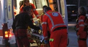 Evitano l'impatto con un'altra auto. Intera famiglia si ribalta e finisce fuori strada