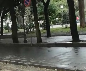 IL VIDEO. CASERTA. Pugni e schiaffi a Piazza Vanvitelli, rissa in pieno giorno - CasertaCE