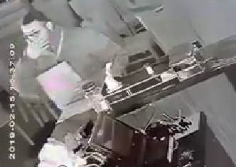 IL VIDEO. Ruba le mance dei camerieri al ristorante giapponese: "Aiutateci a ritrovare i soldi di settimane di lavoro"