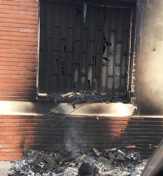 LA FOTO. Bruciata la finestra della sede dell'Associazione Italiana Sclerosi Multipla - CasertaCE