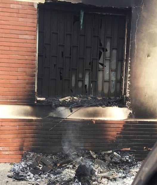 LA FOTO. Bruciata la finestra della sede dell'Associazione Italiana Sclerosi Multipla - CasertaCE