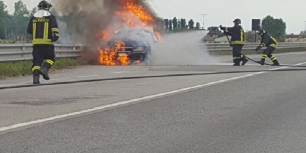 Casertace Miracolo sulla Statale 7bis. Auto va a fuoco mentre è in corsa, conducente salvo per un pelo