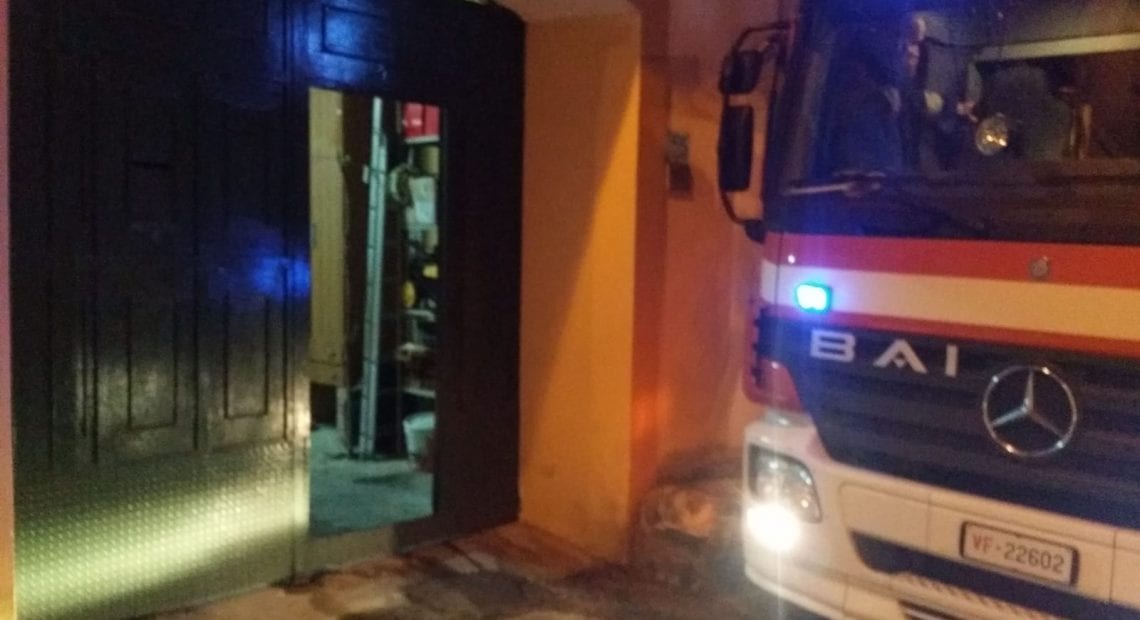 Casertace CASERTA. Paura in via Tifatina, bombola del gas in fiamme a casa di un'anziana. Vigili in azione