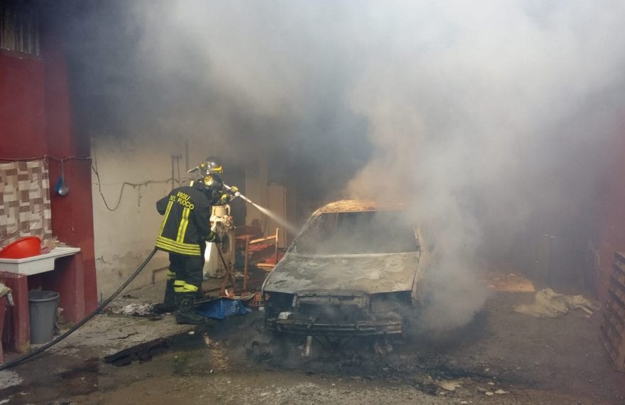 LA FOTO. Auto in fiamme in un cortile, intervengono i vigili del fuoco - CasertaCE