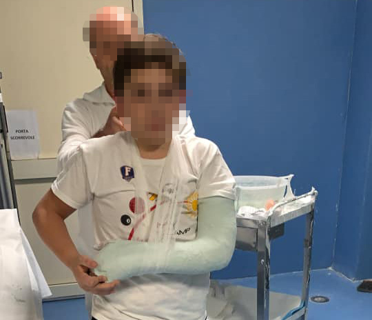 Casertace LA FOTO OSPEDALE DI CASERTA. La denuncia: "Per ingessare il braccio a mio figlio 11enne hanno impiegato 11 ore". Ed è uragano-Facebook