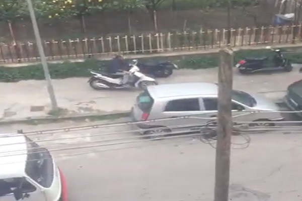 MADDALONI. IL VIDEO. Ruba un motorino davanti scuola, gli studenti dal balcone gli urlano di tutto - CasertaCE