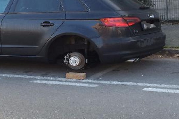 I carabinieri lo prendono proprio mentre rubava i pneumatici di un'Audi - CasertaCE