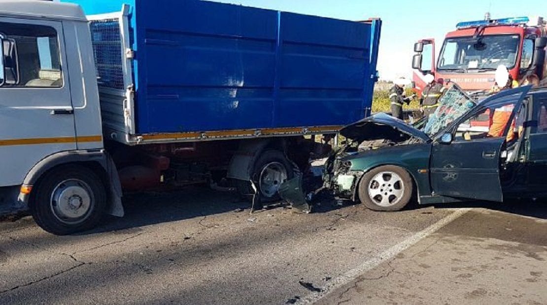 Auto sbanda e finisce contro un camion: l'automobilista 32enne è in coma - CasertaCE