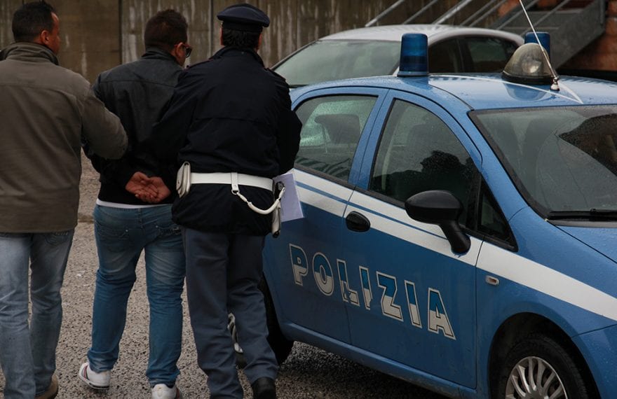 CASERTACE - Con la droga nell'auto fugge dal posto di blocco e sbatte contro l'auto della Polizia: ARRESTATO. IL NOME