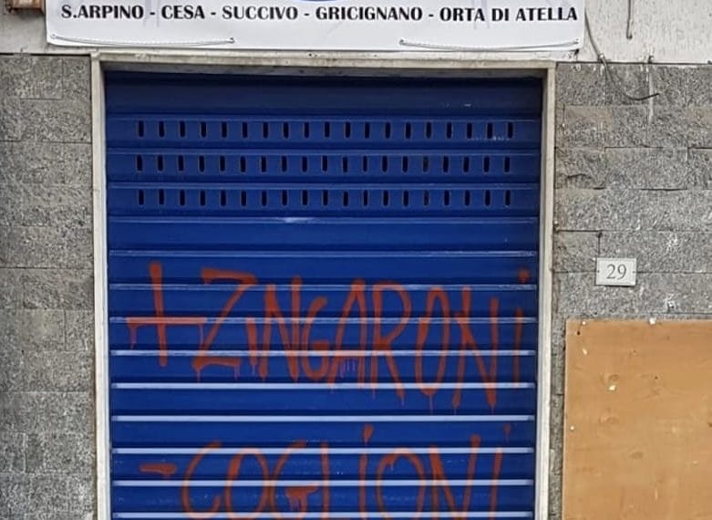 LA FOTO. "+ Zingaroni, - Co....ni". Scritte contro la Lega, vandalizzata la sede - CasertaCE