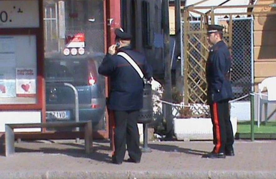 22enne picchia la compagna alla fermata del bus, carabiniere fuori servizio salva la ragazza - CasertaCE