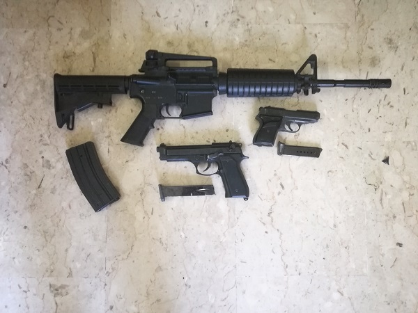 LE FOTO. La polizia ha trovato pistole e fucili all'interno di una  villetta: Copia identica di armi vere - CasertaCE