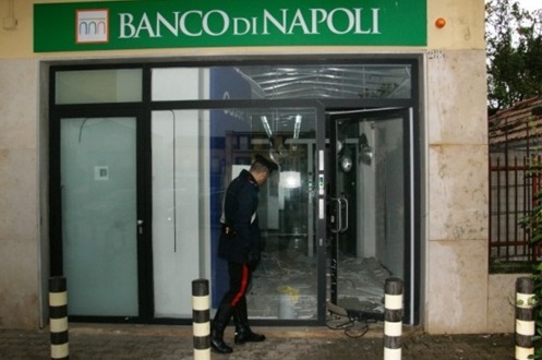 Carabinieri salvano filiale del Banco di Napoli, ladri fuggiti a bordo di un'Audi - CasertaCE
