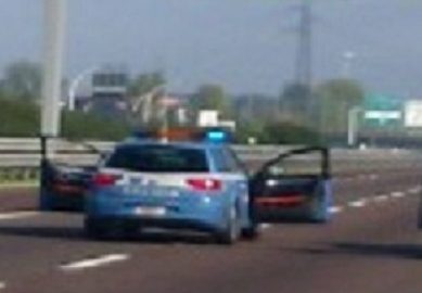 Fuga in autostrada dalla Polizia a bordo di un Alfa Romeo. I ladri scendono e scappano a piedi - CasertaCE