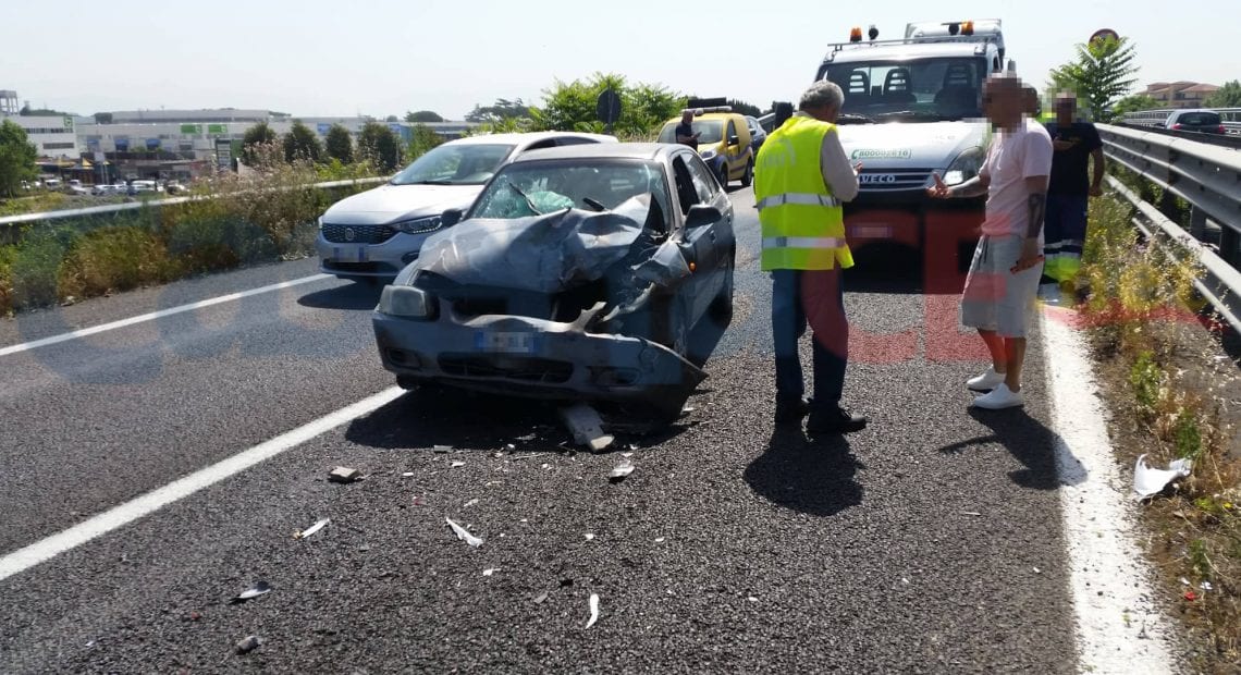 Tamponamento sull'Asse Mediano, 3 feriti. L'ambulanza arriva dopo un'ora