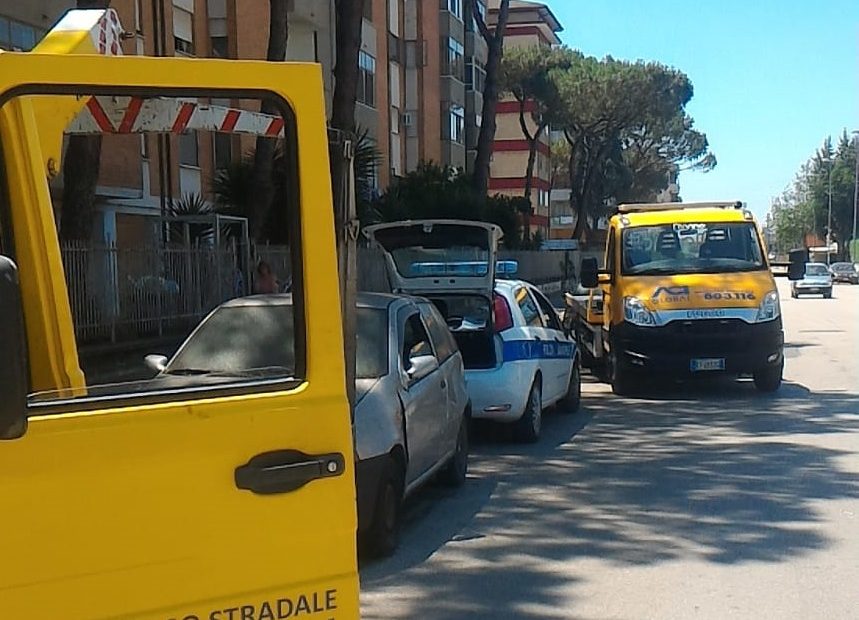 Auto senza assicurazione nel rione Iacp: sequestrate e portate vie dalla Polizia Municipale - CasertaCE