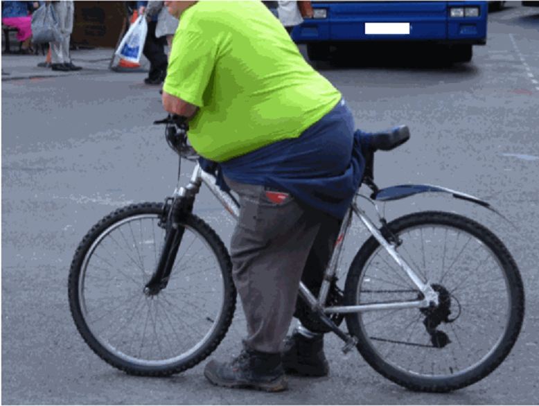 Un uomo grasso, in bici, sta cercando di molestare delle donne