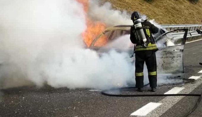 Alta tensione in autostrada. Auto prende fuoco in all'autogrill - CasertaCE