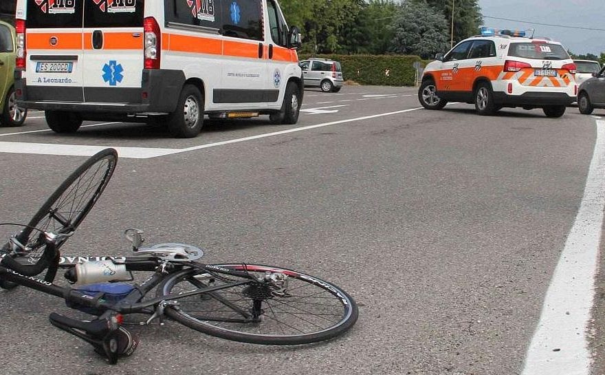 Ciclista 40enne trasportato inospedale dopo essere stato colpito da un'auto - CasertaCE