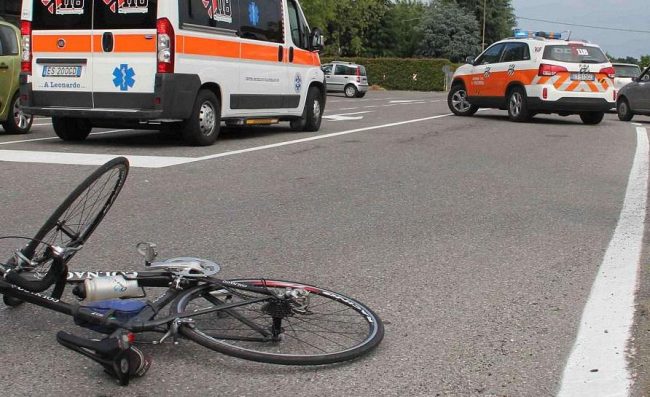 Ciclista 40enne trasportato inospedale dopo essere stato colpito da un'auto - CasertaCE