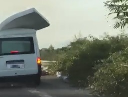 VIDEO. Sull'Asse Mediano un materasso rischia di volare da un furgone - CasertaCE