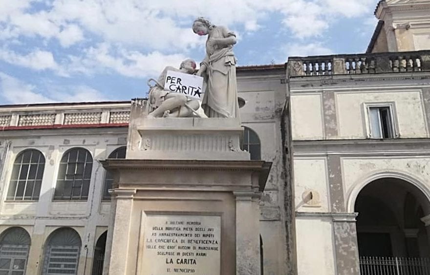 LA FOTO. MARCIANISE. Statua coperta con le maschere anti-rogo in piazza Carità - CasertaCE