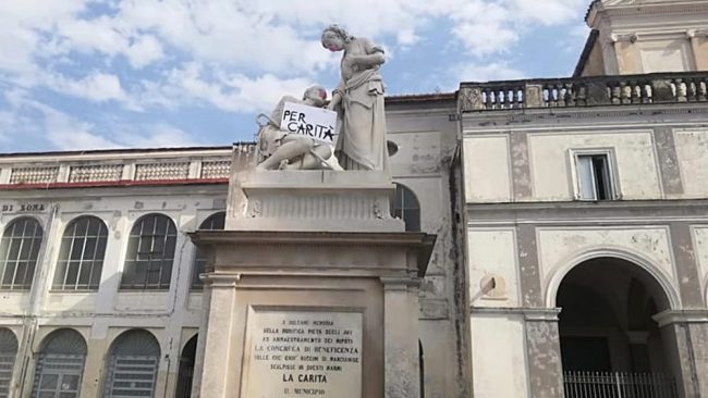 LA FOTO. MARCIANISE. Statua coperta con le maschere anti-rogo in piazza Carità - CasertaCE