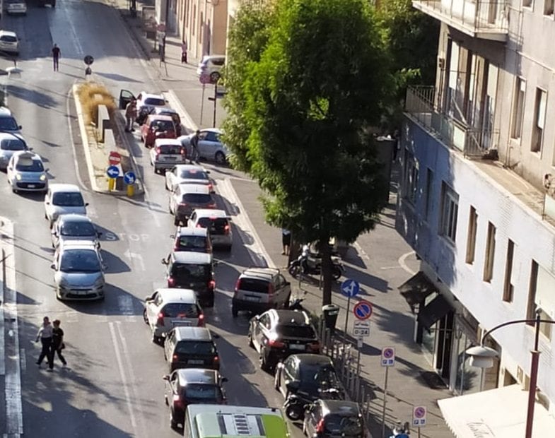 LA FOTO. LIVE. Incidente al centro di CASERTA. Traffico in tilt, ambulanza bloccata - CasertaCE