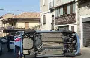 auto su un lato