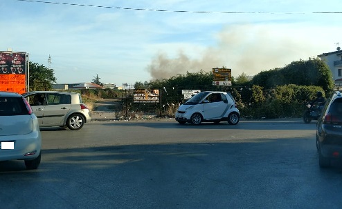 CASERTA. LA FOTO. Incendio in questi minuti tra via Ponteselice e via Regalone - CasertaCE