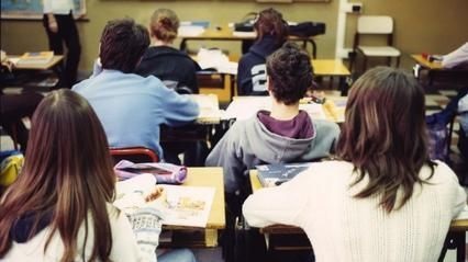 16enne non riesce a respirare e si sente male in classe. I compagni di scuola la soccorrono