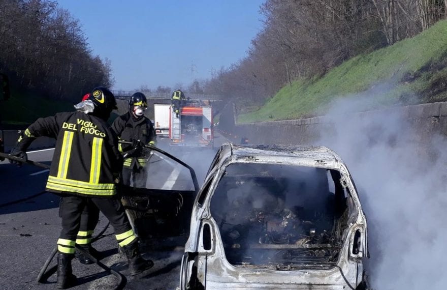 Auto in fiamme lungo la Statale, il conducente si salva all'ultimo istante - CasertaCE