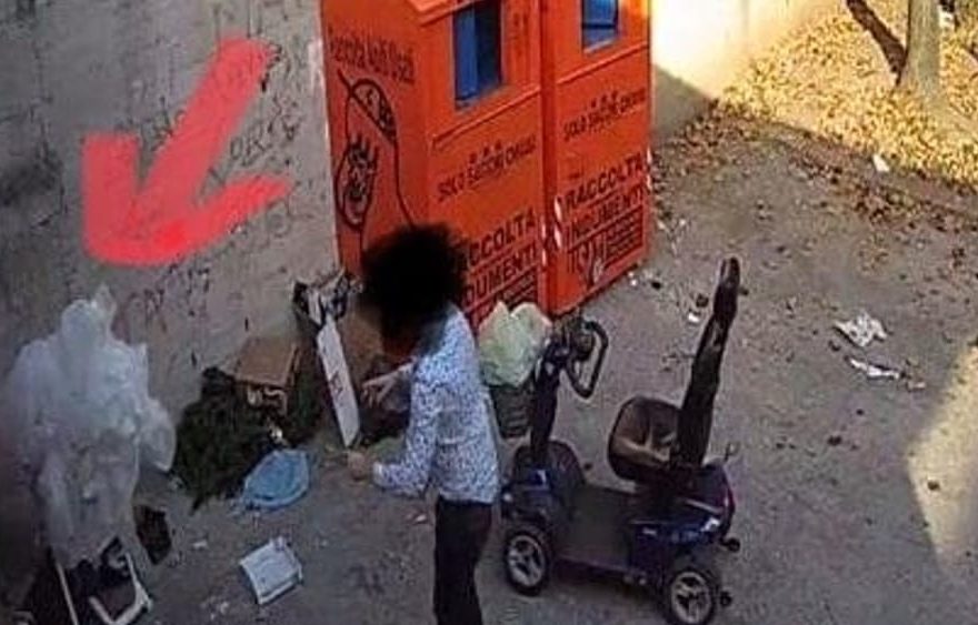 LA FOTO. S.MARIA C.V. Con lo scooter del parente disabile getta i rifiuti in strada - CasertaCE