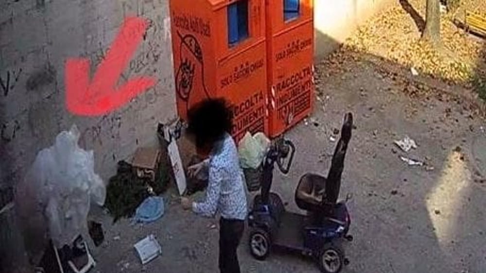 LA FOTO. S.MARIA C.V. Con lo scooter del parente disabile getta i rifiuti in strada - CasertaCE