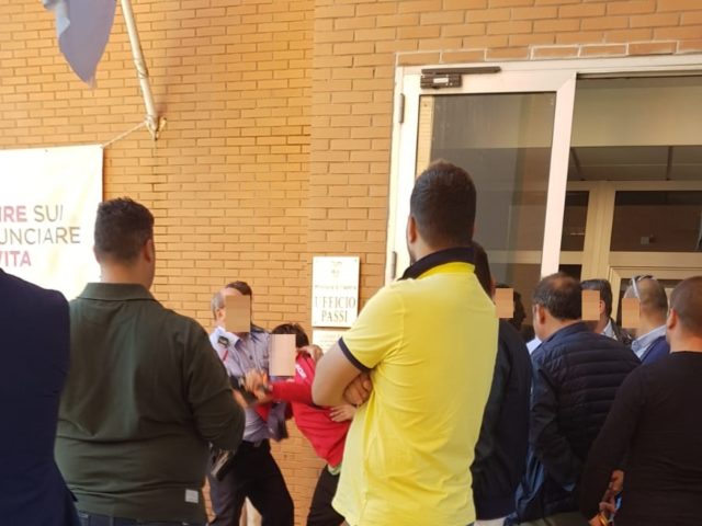CASERTACE - LA FOTO. Mentre si vota per la Provincia, volano cazzotti fuori gli uffici nella zona Saint Gobain