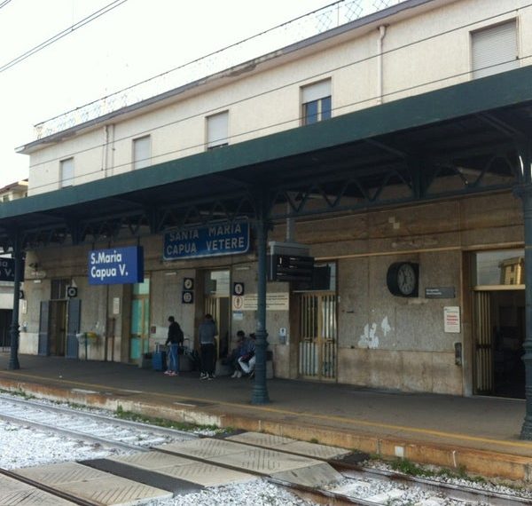 Un guasto al treno e restano tutti i pendolari fermi alla stazione - CasertaCE