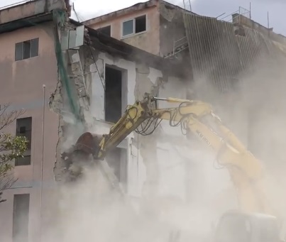 AVERSA. Crolla la ex scuola Cimarosa, il VIDEO della demolizione - CasertaCE
