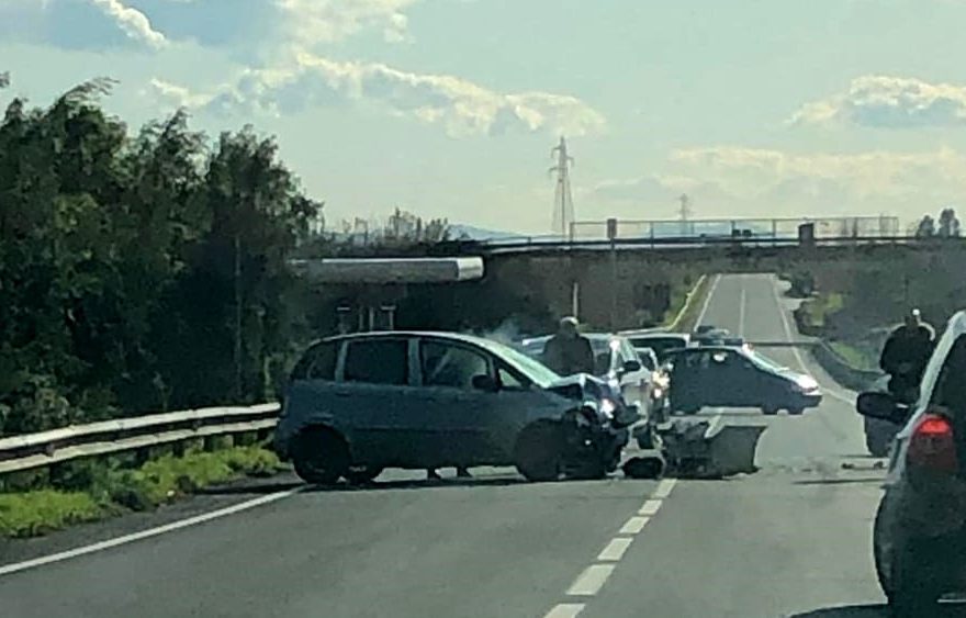 LA FOTO. CASERTA. Perde il controllo dell'auto e si schianta contro altre due vetture - CasertaCE