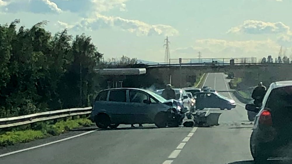 LA FOTO. CASERTA. Perde il controllo dell'auto e si schianta contro altre due vetture - CasertaCE