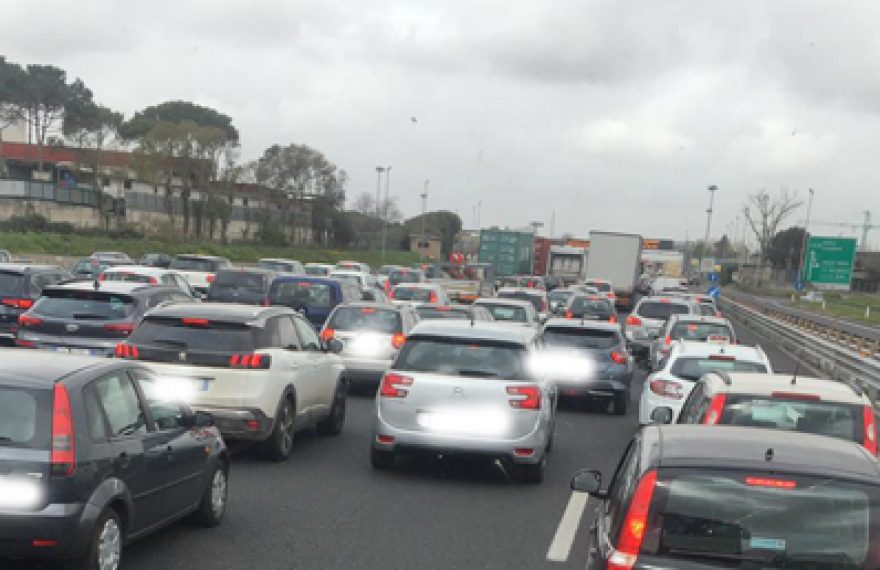 Tra incidenti e code per i saldi, traffico in tilt da CASERTA SUD a CAIANELLO - CasertaCE