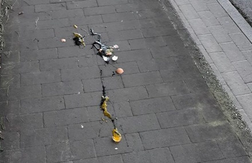 CASERTACE - LA FOTO. CASERTA. Lanciano uova contro i passanti su viale Medaglie D'Oro. Ragazza ferita al volto
