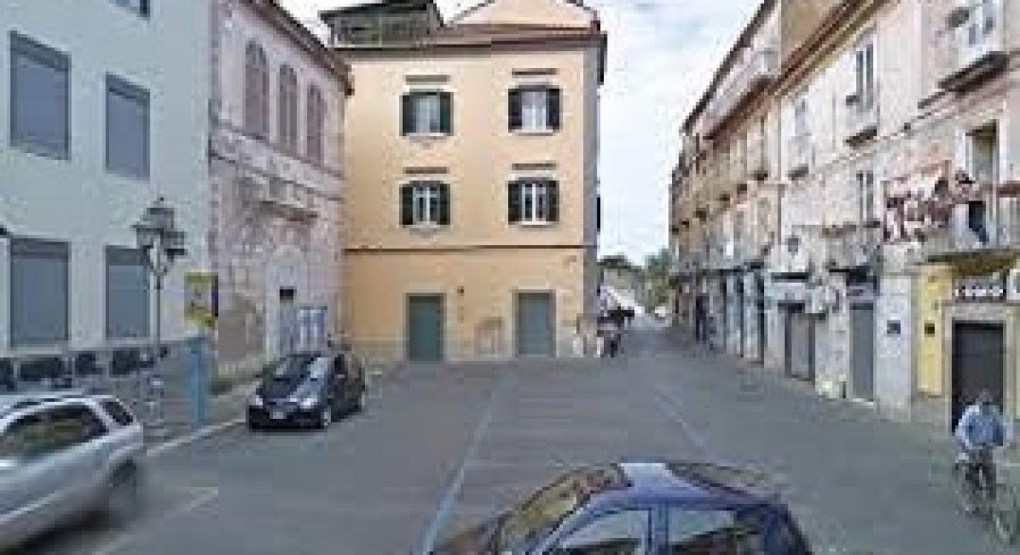 CAPUA. Parcheggia e scende dalla macchina, lastra di vetro cade dal palazzo e gli distrugge l'auto - CASERTACE