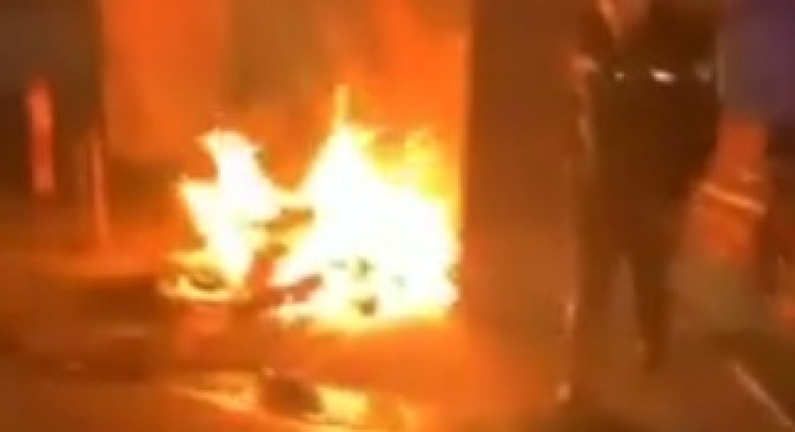 CASERTACE - IL VIDEO. CASERTA. Un pazzo piromane con le iniziali del Grande Fratello incendia decine di cassonetti nei condomini in zona Stazione